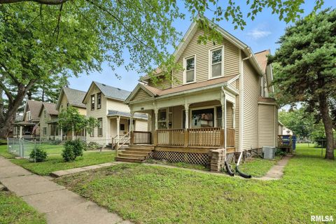 Photo of 2010 W 1ST Street, Davenport, IA 52802 (MLS # QC4268997)