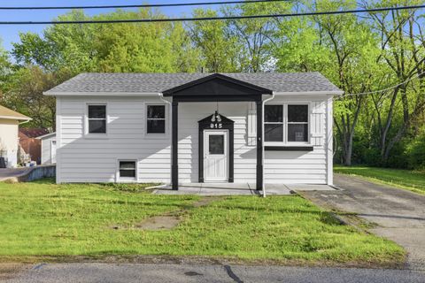 Photo of 915 Mayfield Drive, Round Lake Beach, IL 60073 (MLS # 12577412)