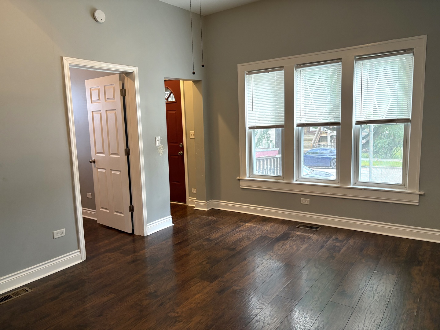 734 W 48th Place