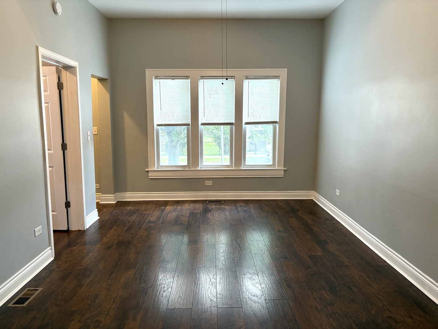 734 W 48th Place