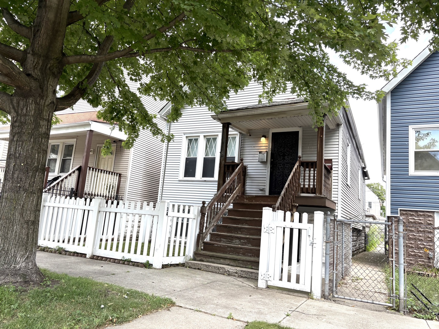 734 W 48th Place