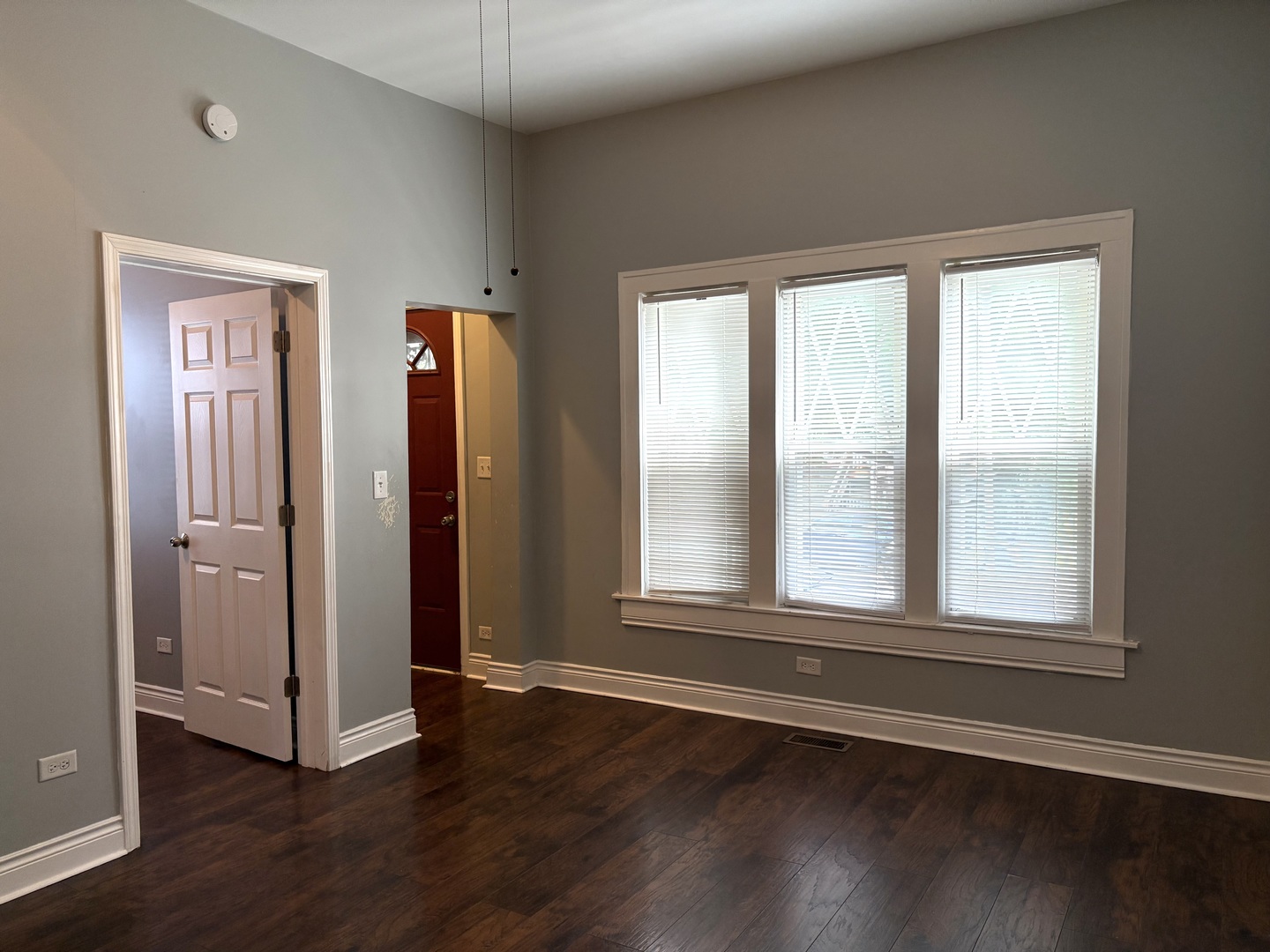 734 W 48th Place