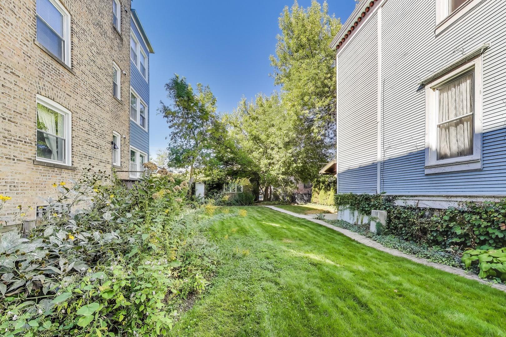 2524 W Winnemac Avenue