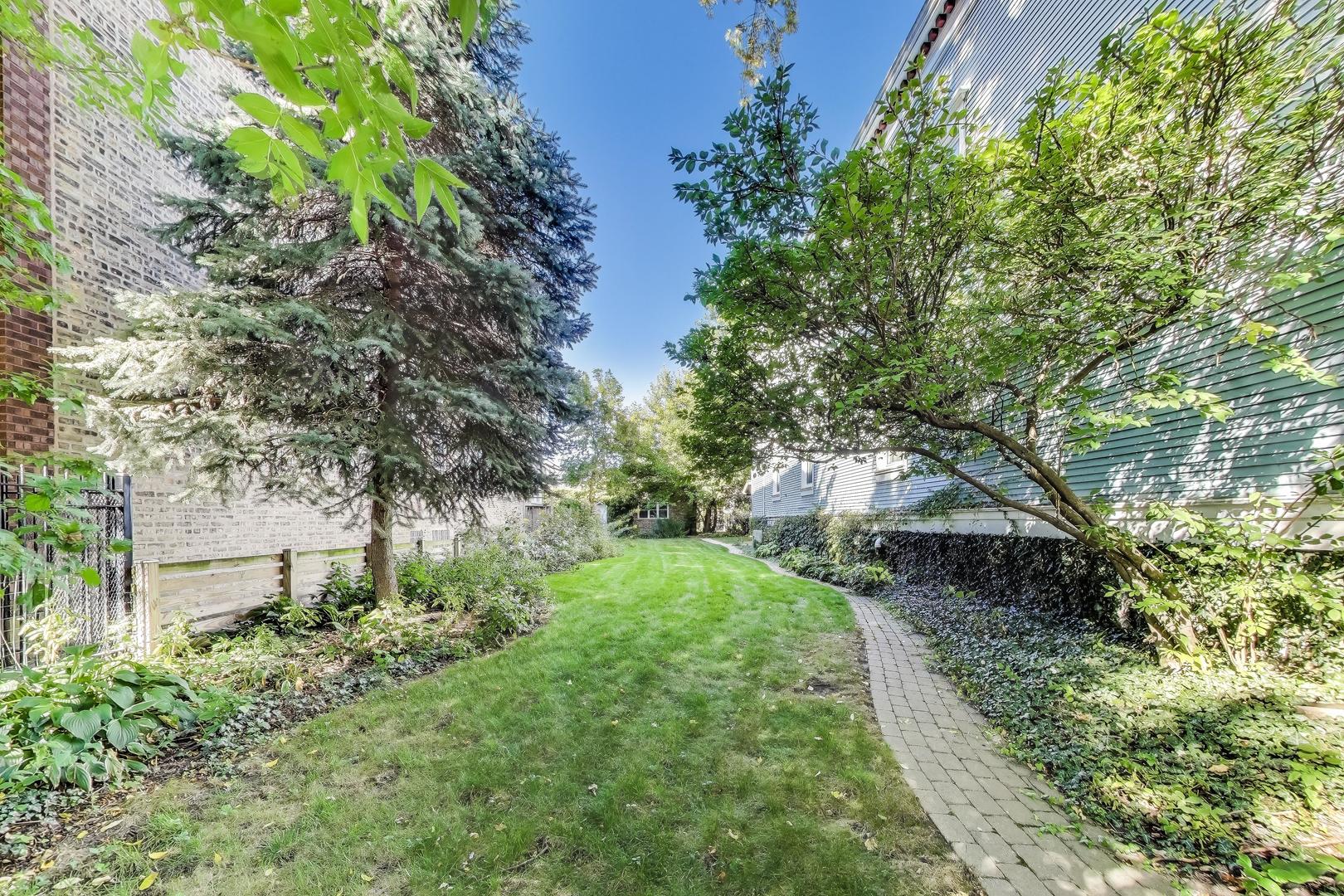 2524 W Winnemac Avenue