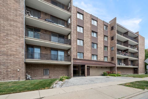 Photo of 828 Graceland Avenue #404, Des Plaines, IL 60016 (MLS # 12718644)