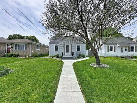 Photo of 1841 32nd Street, Moline, IL 61265 (MLS # 12661162)