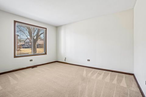 Tiny photo for 5835 Doe Circle #8, Westmont, IL 60559 (MLS # 12510999)