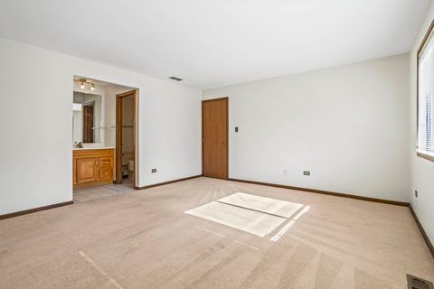 Tiny photo for 5835 Doe Circle #8, Westmont, IL 60559 (MLS # 12510999)