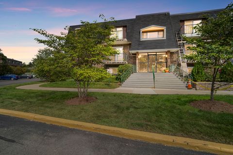 Photo of 3856 S Parkway Drive #2A, Northbrook, IL 60062 (MLS # 12465627)