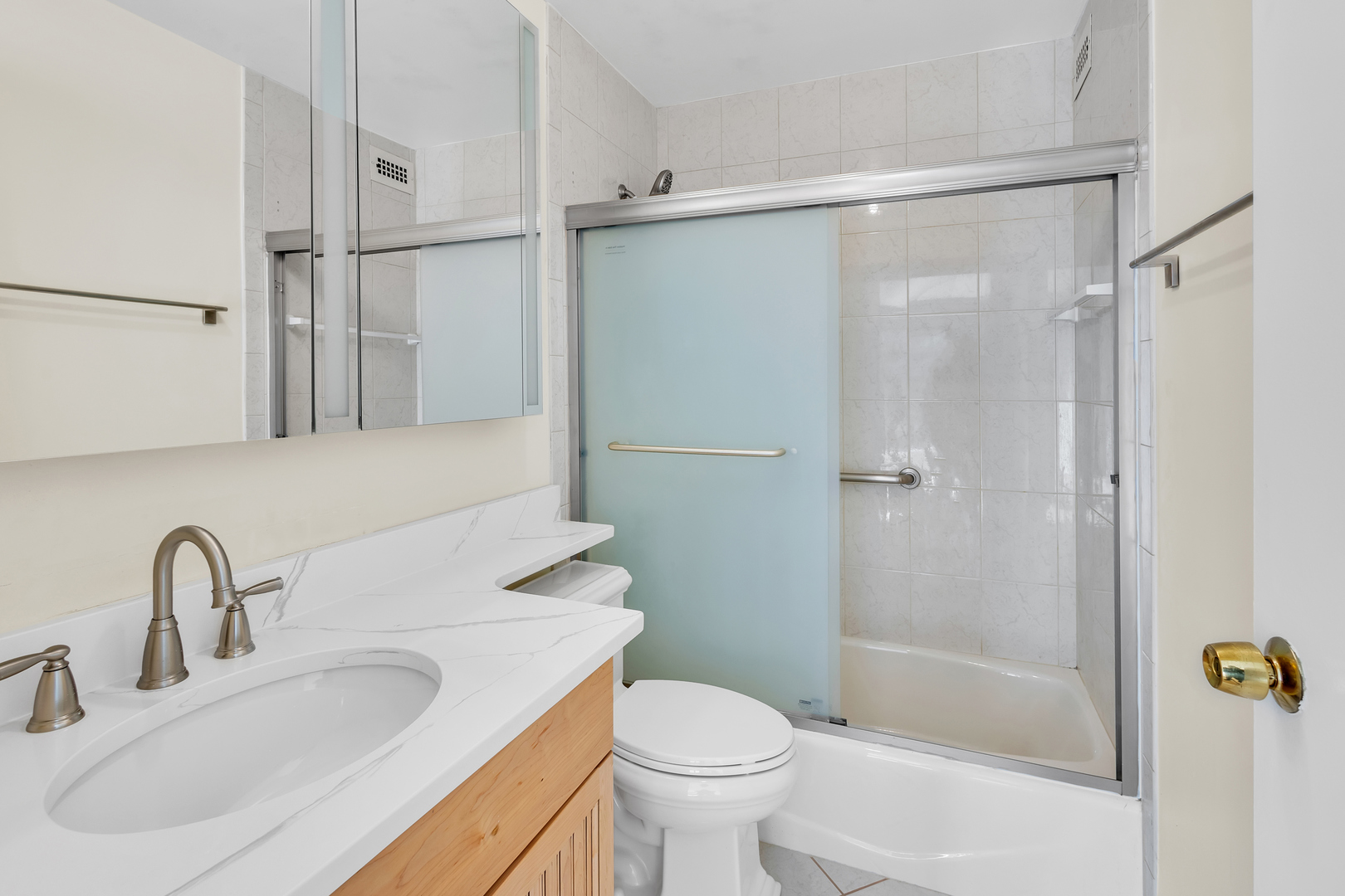 Chicago, Illinois 60640, United States, 2 Bedrooms Bedrooms, ,2 BathroomsBathrooms,Residential,Active,238100