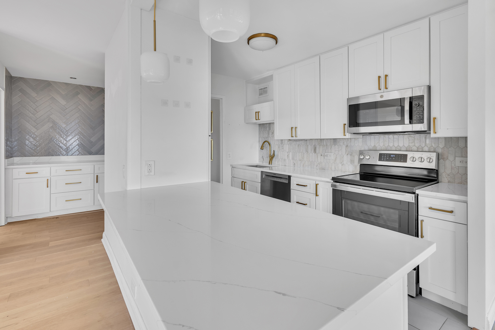 Chicago, Illinois 60640, United States, 2 Bedrooms Bedrooms, ,2 BathroomsBathrooms,Residential,Active,238100