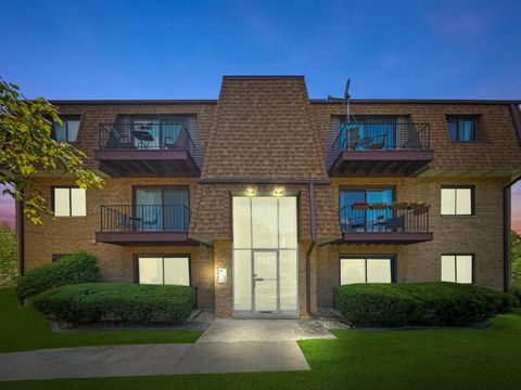 Tiny photo for 4917 W 109th Street #202, Oak Lawn, IL 60453 (MLS # 12422024)