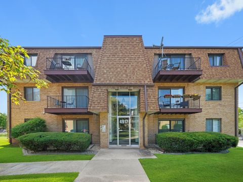 Tiny photo for 4917 W 109th Street #202, Oak Lawn, IL 60453 (MLS # 12422024)