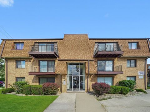 Tiny photo for 4917 W 109th Street #202, Oak Lawn, IL 60453 (MLS # 12422024)