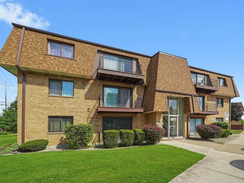 Tiny photo for 4917 W 109th Street #202, Oak Lawn, IL 60453 (MLS # 12422024)