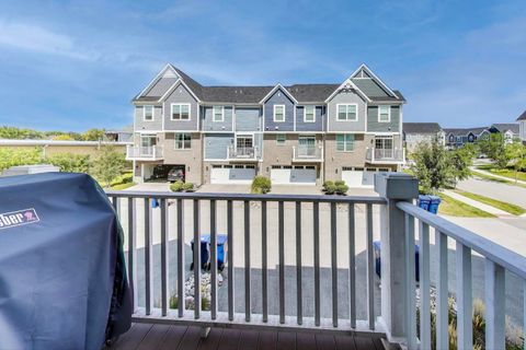 Tiny photo for 1976 Kingsley Circle, Northbrook, IL 60062 (MLS # 12467030)