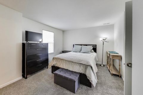 Tiny photo for 1976 Kingsley Circle, Northbrook, IL 60062 (MLS # 12467030)