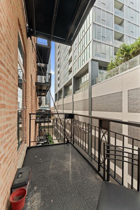 Tiny photo for 360 W Illinois Street #424, Chicago, IL 60654 (MLS # 12529418)