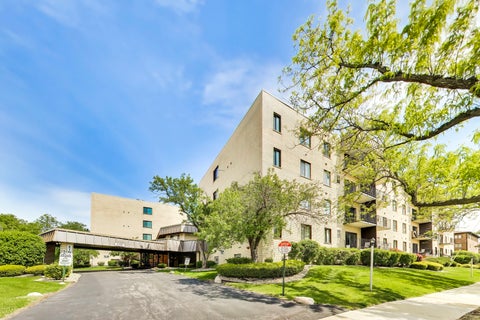 Photo of 5840 W 104th Street #415, Oak Lawn, IL 60453 (MLS # 12696909)