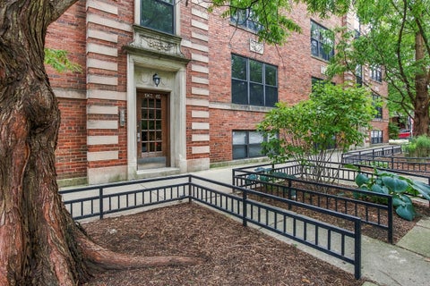 Photo of 1965 W Cullom Avenue #3, Chicago, IL 60613 (MLS # 12759110)