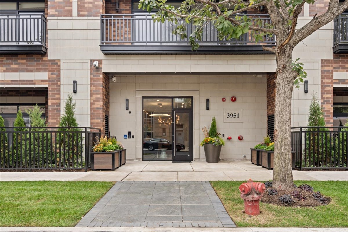 3951 N Wayne Avenue 304