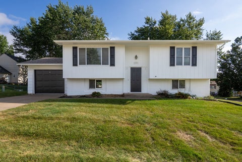 Photo of 2623 W 61st Street, Davenport, IA 52806 (MLS # 12755103)