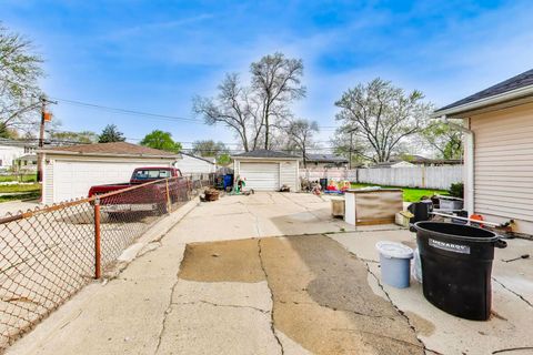 Tiny photo for 440 E Fullerton Avenue, Glendale Heights, IL 60139 (MLS # 12624239)