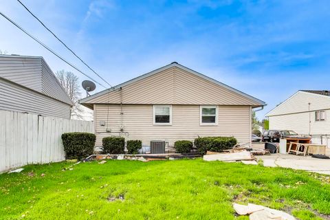 Tiny photo for 440 E Fullerton Avenue, Glendale Heights, IL 60139 (MLS # 12624239)