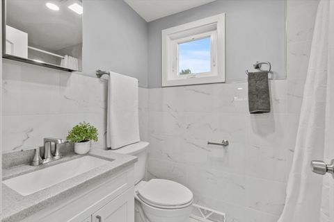 Tiny photo for 7249 N CAMPBELL Avenue #B, Chicago, IL 60645 (MLS # 12517072)