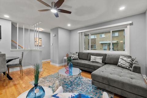 Tiny photo for 7249 N CAMPBELL Avenue #B, Chicago, IL 60645 (MLS # 12517072)