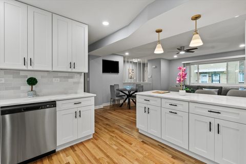 Tiny photo for 7249 N CAMPBELL Avenue #B, Chicago, IL 60645 (MLS # 12517072)