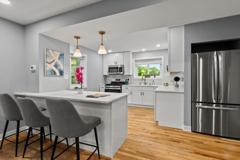 Tiny photo for 7249 N CAMPBELL Avenue #B, Chicago, IL 60645 (MLS # 12517072)