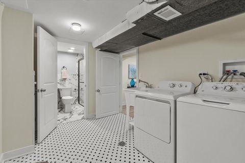Tiny photo for 7249 N CAMPBELL Avenue #B, Chicago, IL 60645 (MLS # 12517072)