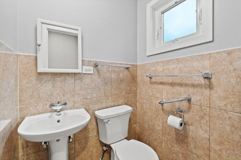 Tiny photo for 7249 N CAMPBELL Avenue #B, Chicago, IL 60645 (MLS # 12517072)