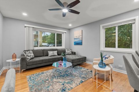 Tiny photo for 7249 N CAMPBELL Avenue #B, Chicago, IL 60645 (MLS # 12517072)