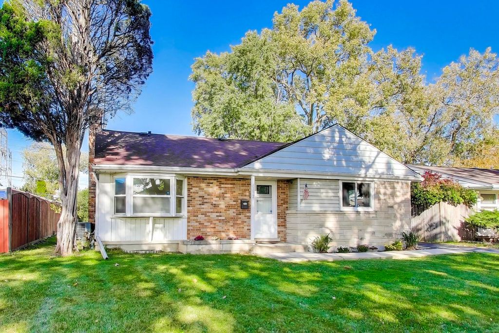 Photo for 7332 Davis Street, Morton Grove, IL 60053 (MLS # 12497846)