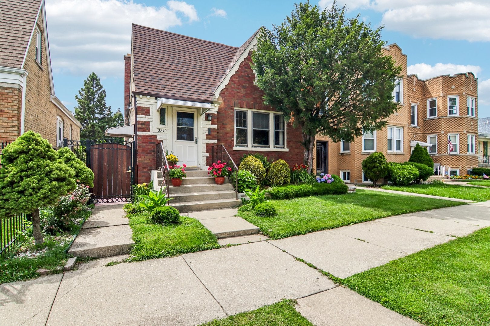 2842 N Mont Clare Avenue - Photo 2