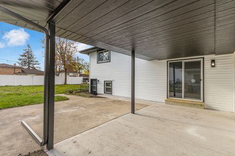 Tiny photo for 15622 Kenwood Avenue, South Holland, IL 60473 (MLS # 12621830)