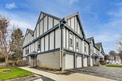Tiny photo for 747 GARFIELD Avenue #C, Libertyville, IL 60048 (MLS # 12540931)