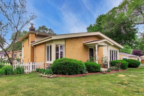 Tiny photo for 1501 E Fremont Street, Arlington Heights, IL 60004 (MLS # 12708274)