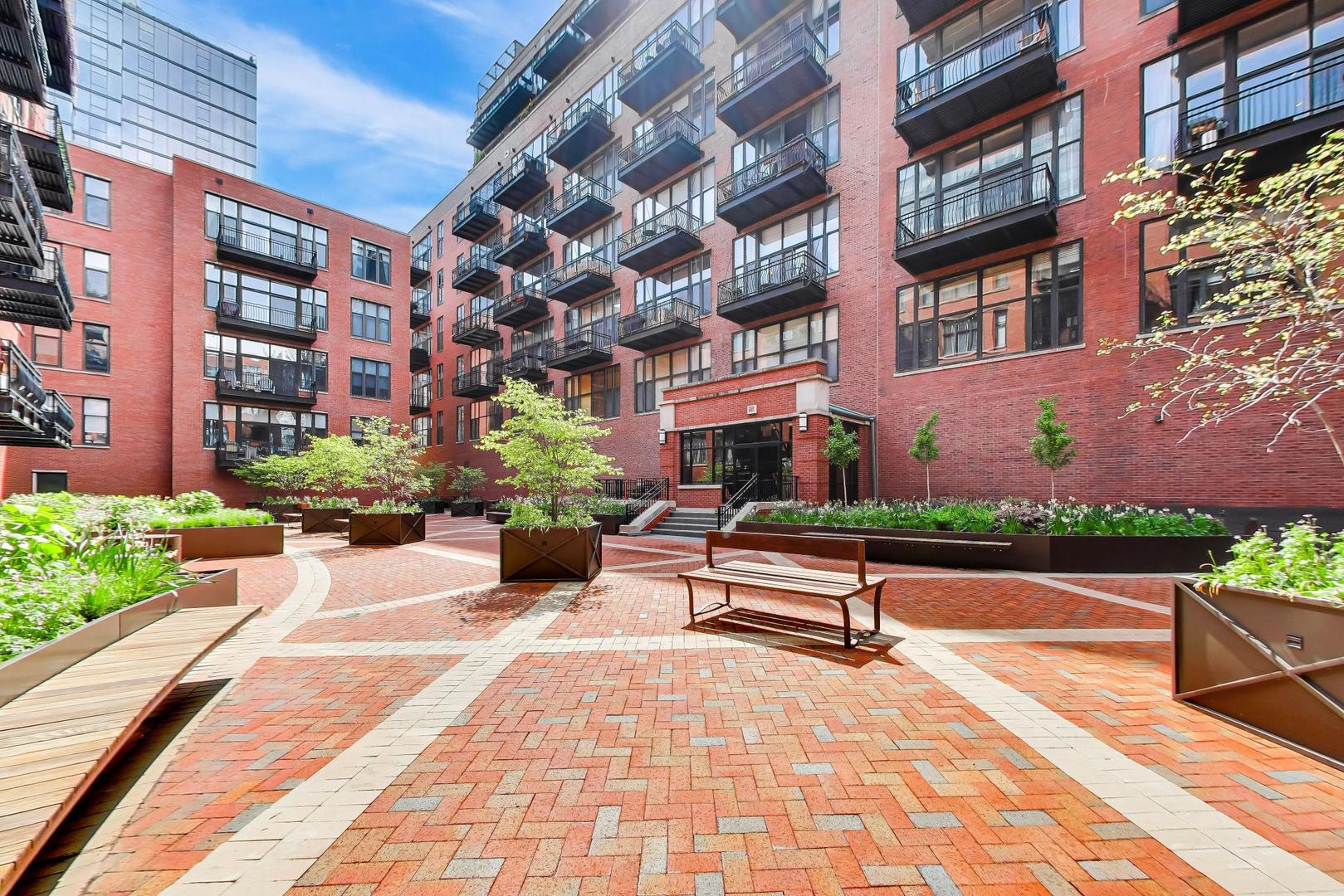 333 W Hubbard Street 617