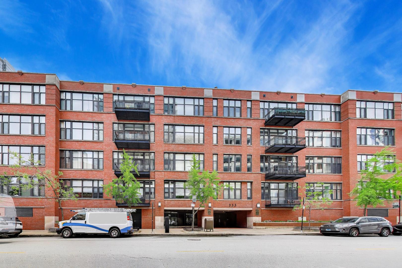 333 W Hubbard Street 617