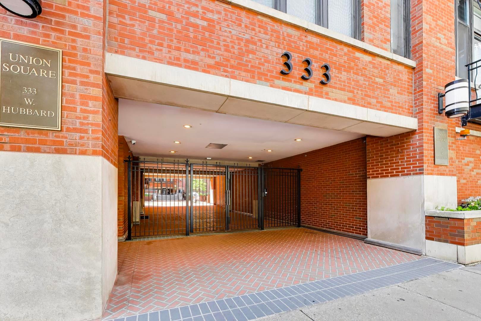 333 W Hubbard Street 617