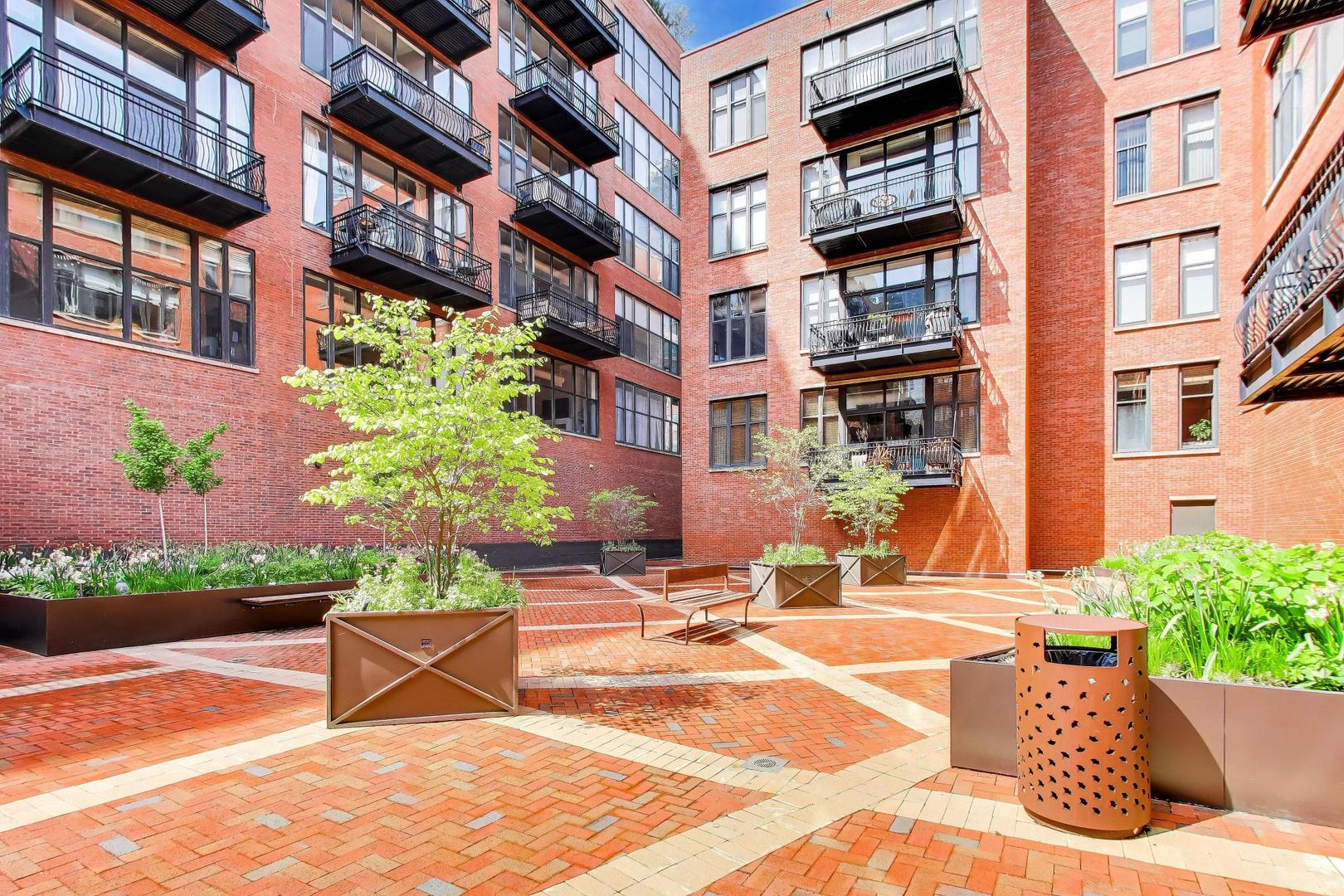 333 W Hubbard Street 617
