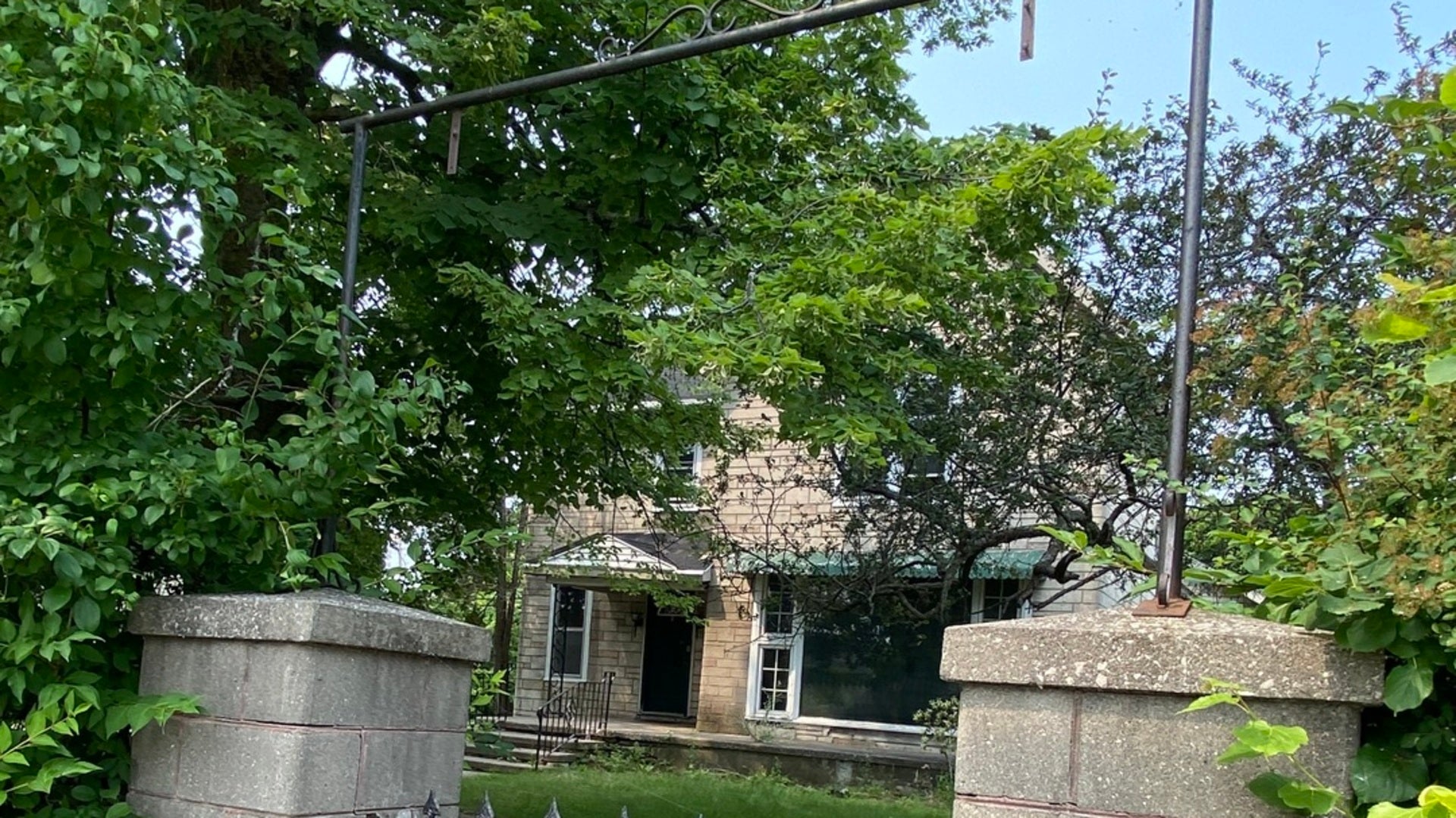 102 S MAPLE Street