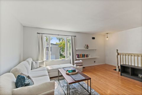 Tiny photo for 1037 Cove Drive #135D, Prospect Heights, IL 60070 (MLS # 12482432)
