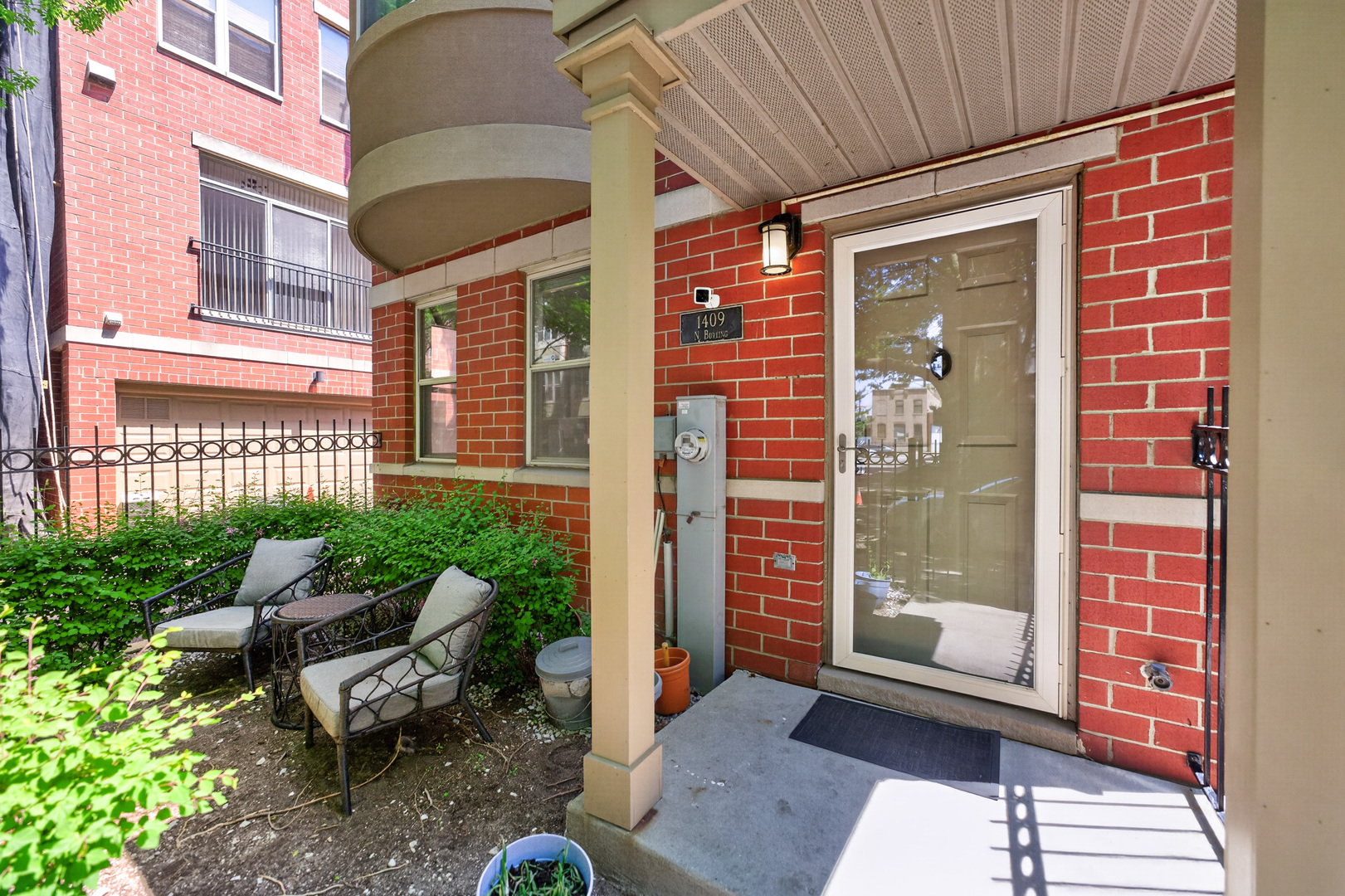 1409 N Burling Street