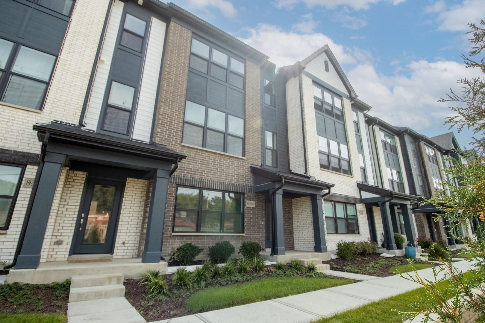 Morton Grove, Illinois 60053, United States, 2 Bedrooms Bedrooms, ,3 BathroomsBathrooms,Residential,Active,247224