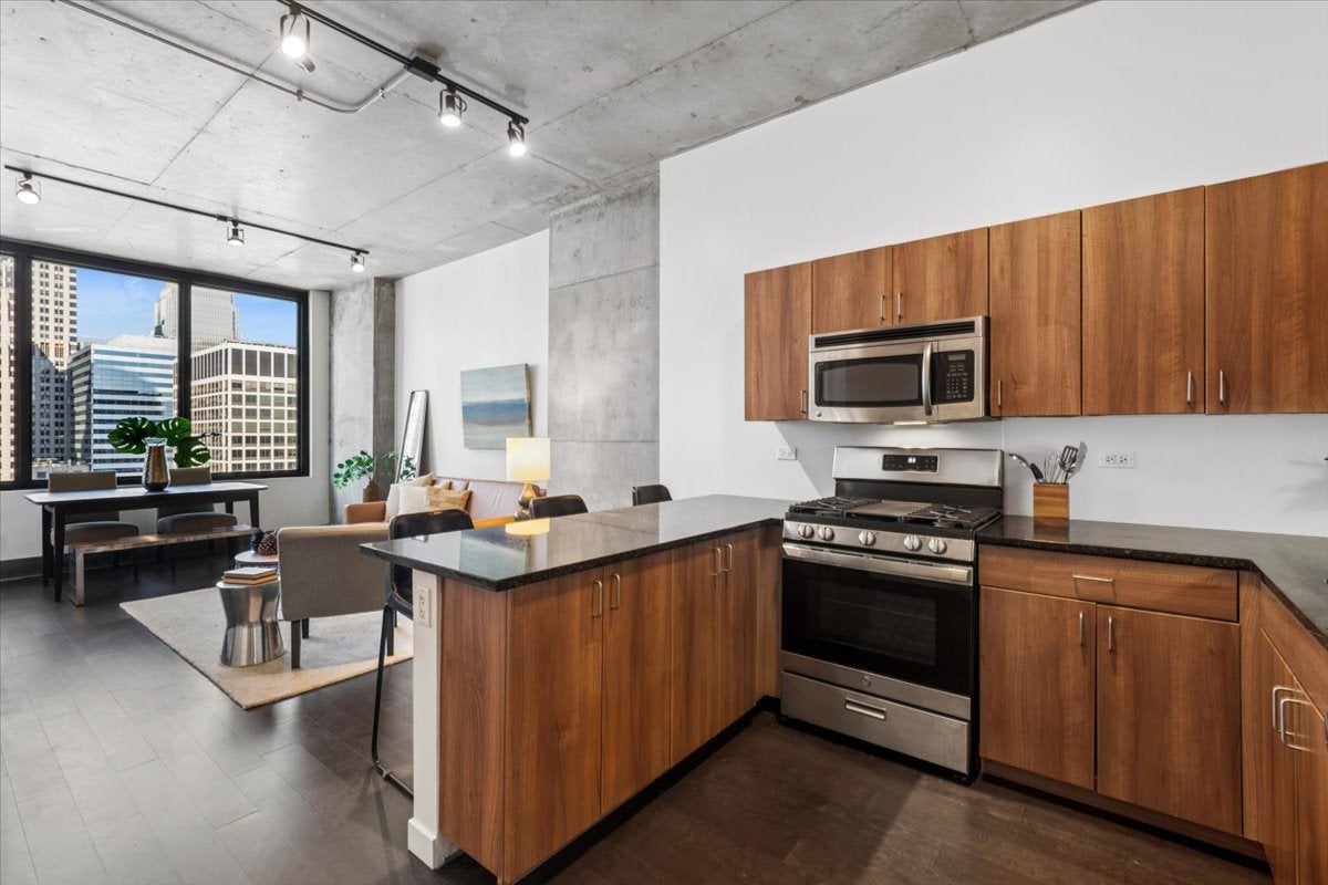 235 W VAN BUREN Street 2816