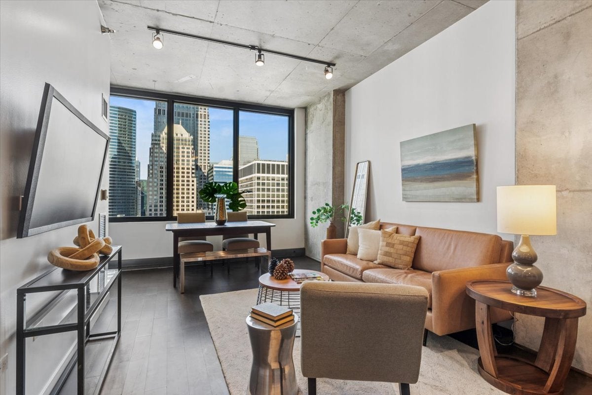 235 W VAN BUREN Street 2816